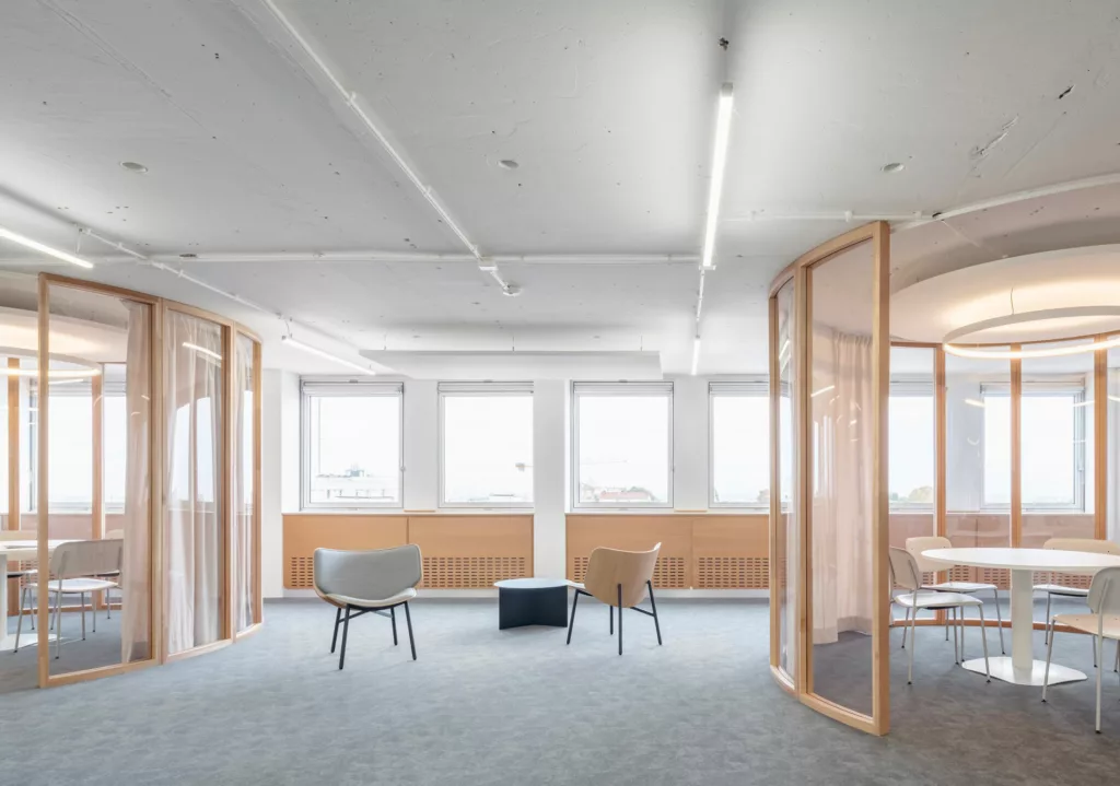 Espace de travail lumineux avec cloisons en verre courbées pour assurer confidentialité et circulation de la lumière naturelle, Toulouse