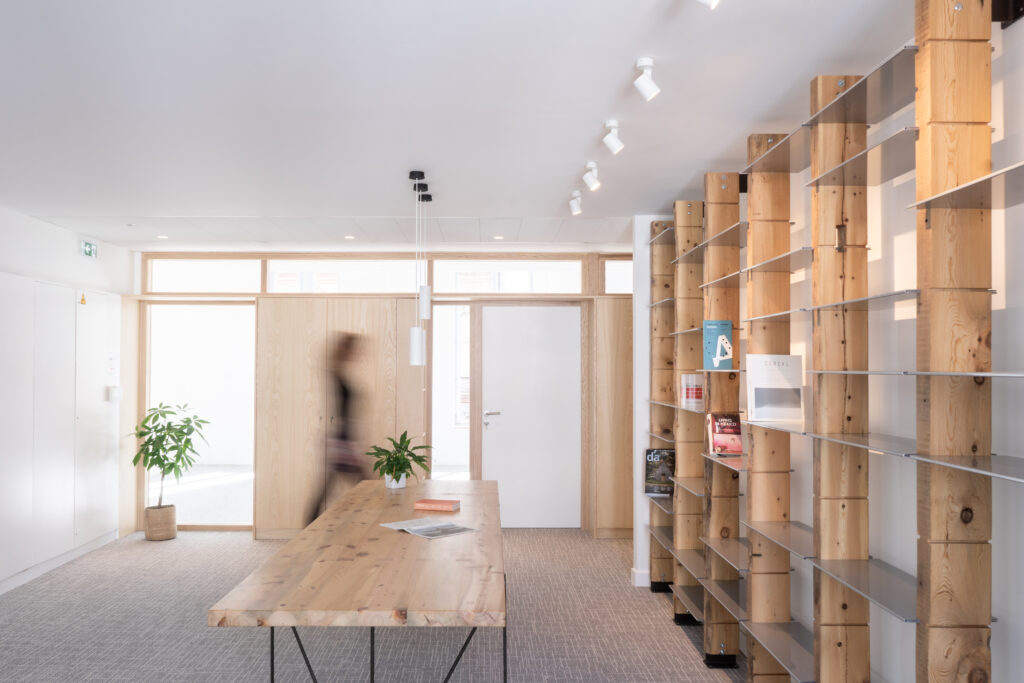 Bureau moderne et minimaliste avec mobilier en réemploi sur-mesure